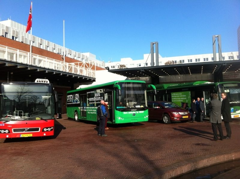 Elektrische bussen, stadhuis Amsterdam