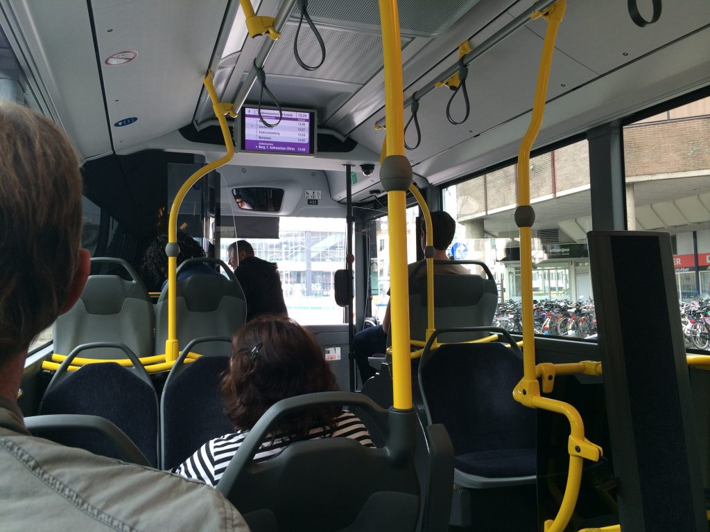 Reizigers, passagiers, bus
