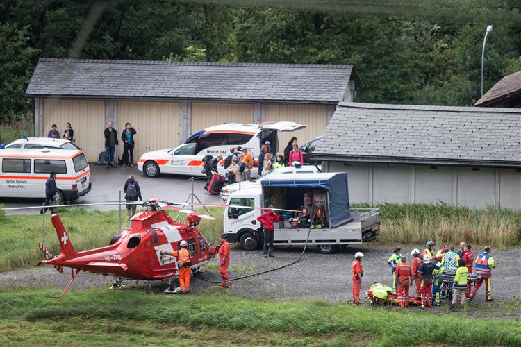 Reddingswerkers verzorgen een slachtoffer van de treinramp