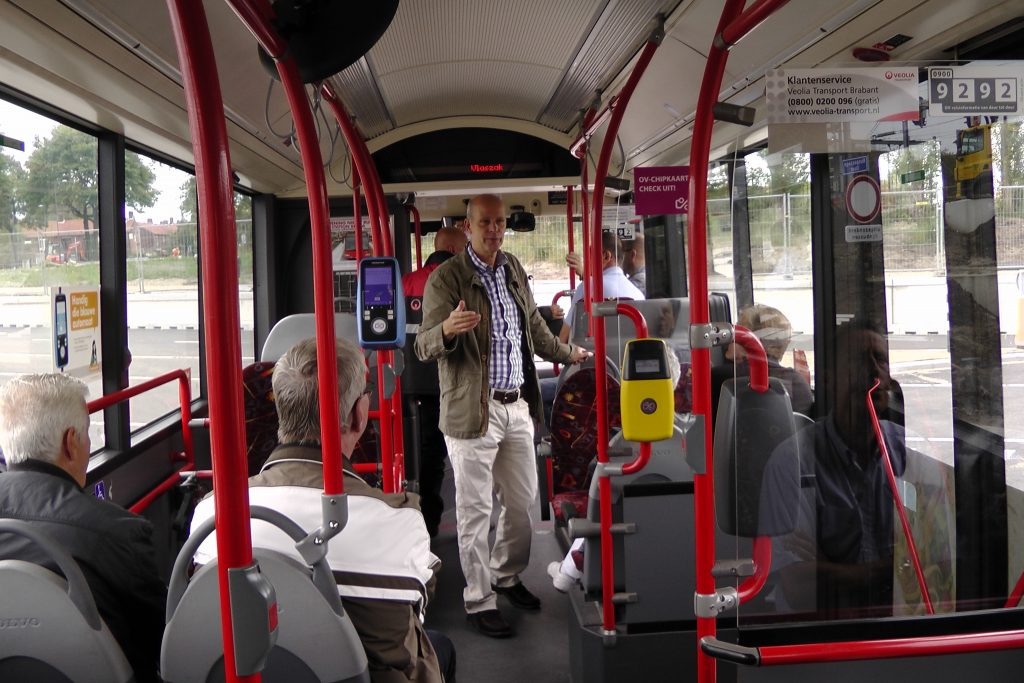 Hein Merkx, vervoerkundige Veolia, geeft uitleg aan buschauffeurs