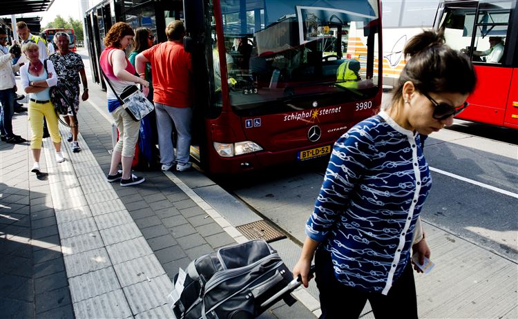Extra bus, bushalte, Schiphol, reizigers