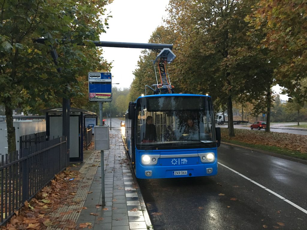 Een Finse Linkker-bus laadt op bij een laadpaal in Den Bosch