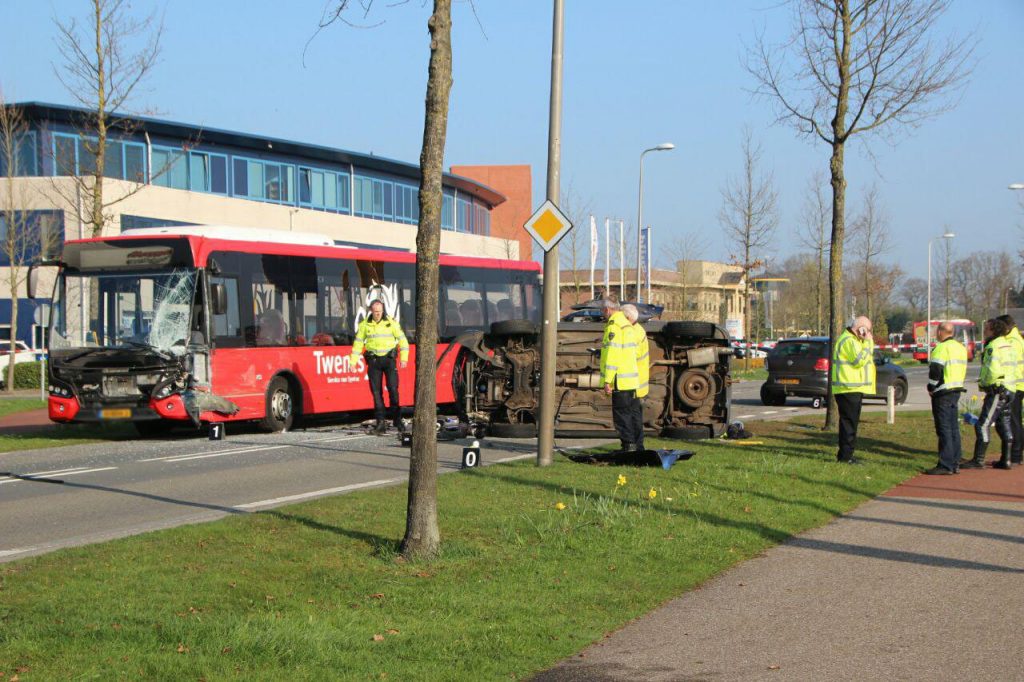 Busongeval tussen Syntus en auto in Rijssen (foto: Bert Kamp)