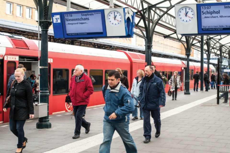 Reizgers op station Groningen (foto: Arriva)