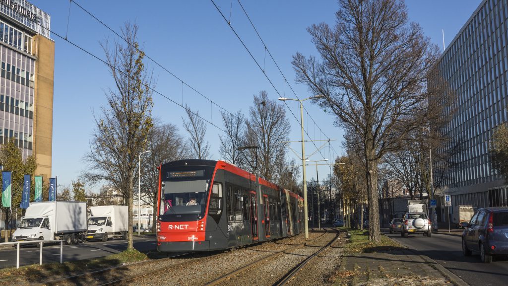 Een Avenio-tram aan de Fruitweg in Den Haag
