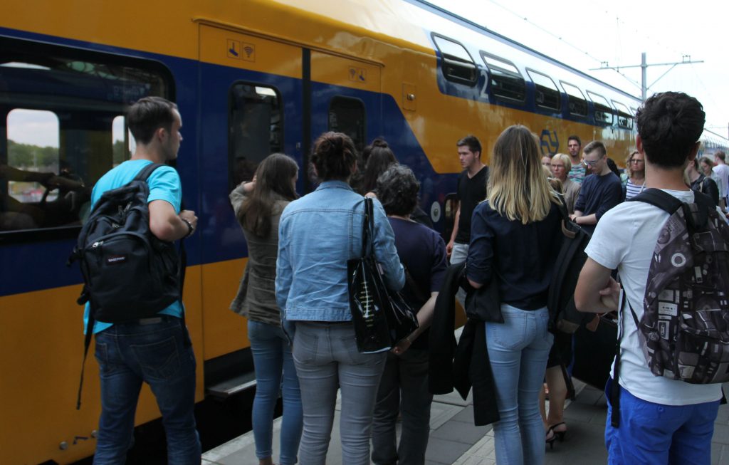 Reizigers, drukte, treinstation Tilburg