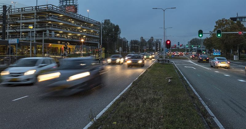Auto's rijden 's nachts door centrum Utrecht