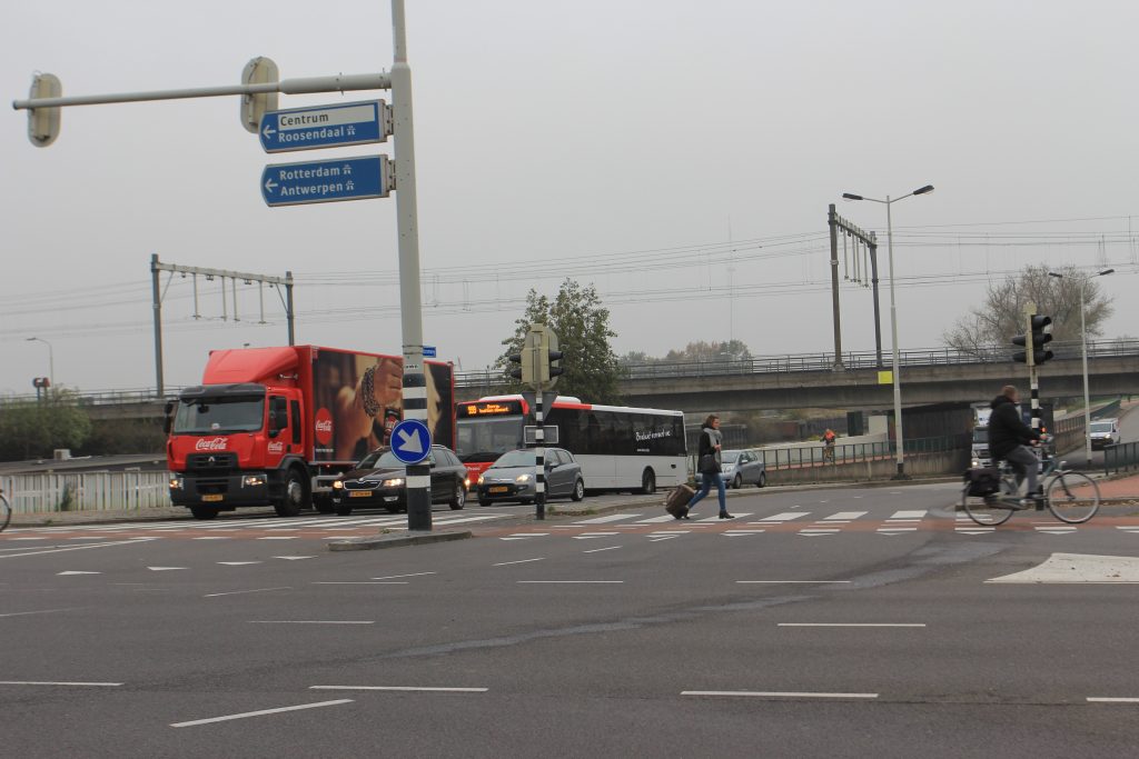 Weggebruikers op een kruispunt in Breda