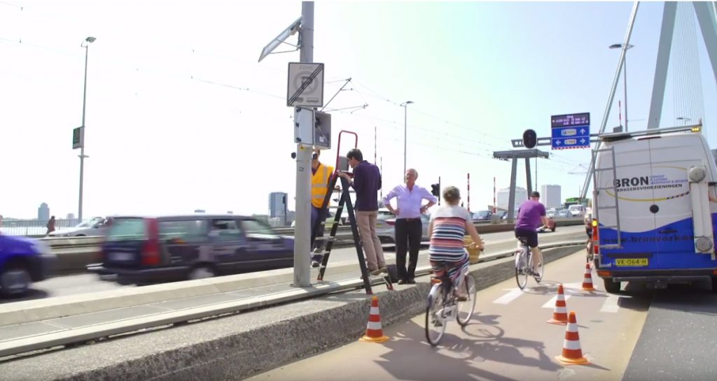 Installeurs plaatsen een nieuwe fietstelmeetsysteem van Cycle Data in Rotterdam. FOTO Cycle Data
