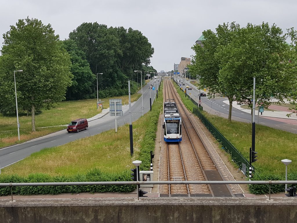 Tram van GVB en autoverkeer in Amsterdam