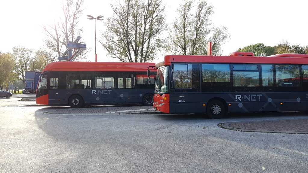 EBS-bussen op busstation Edam