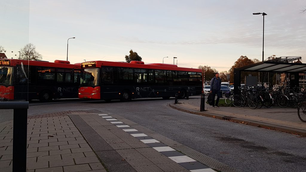 R-net bus van EBS arriveert op halte