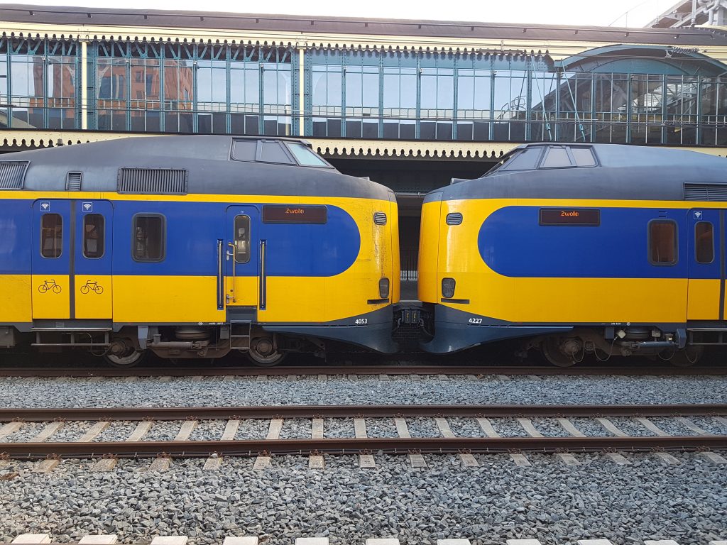 Een NS-intercity op station Den Bosch naar Zwolle