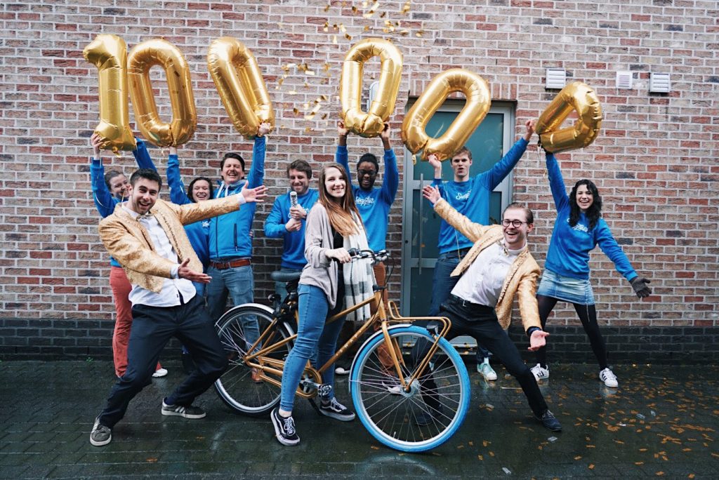 De gouden jubileum fiets werd afgelopen week bezorgd bij de nietsvermoedende Gwenn Goormans (24 jaar) in Antwerpen FOTO Swapfiets