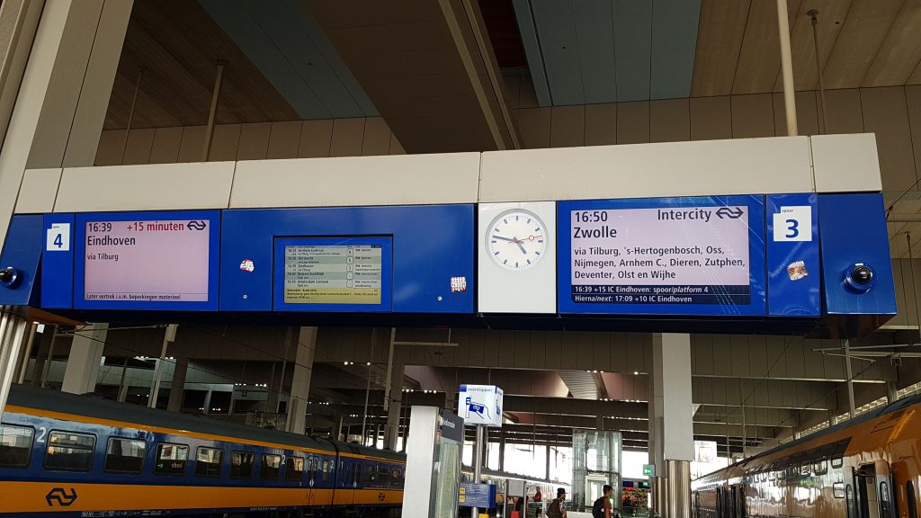 Informatieborden bij vertraging op het station