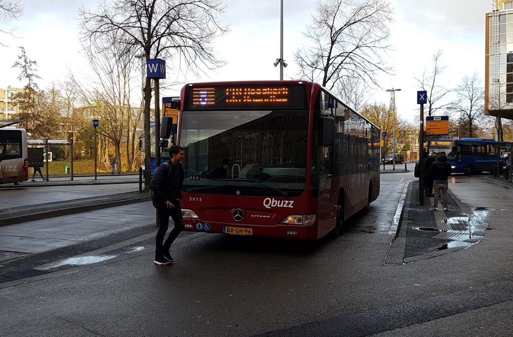 Jongen loopt voor bus in Groningen