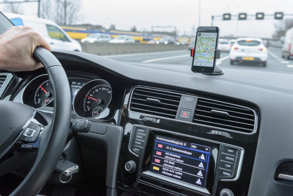 Navigatie en app op smartphone in de auto BEELD IenW, Tineke Dijkstra Fotografie