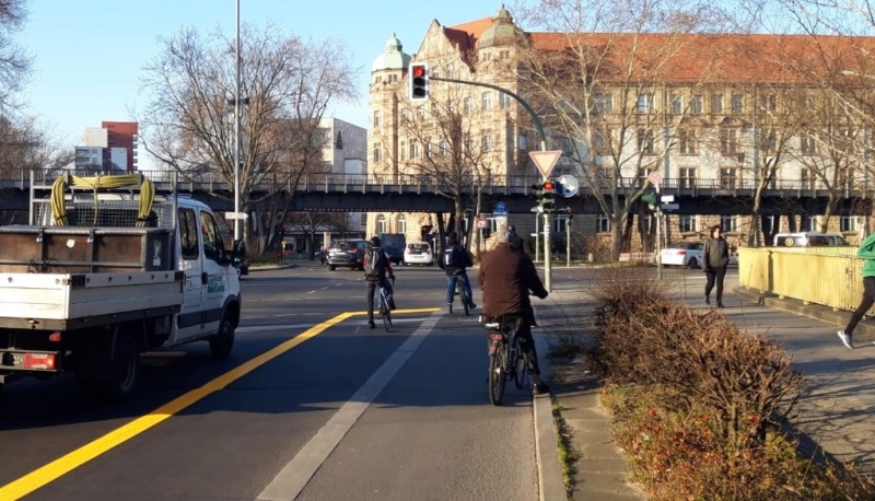 Breder opstelvak voor fietsers BEELD Berlin.de