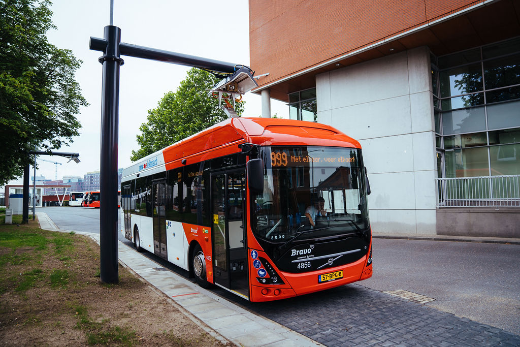 Elektrische Volvo-bus aan lader in Den Bosch