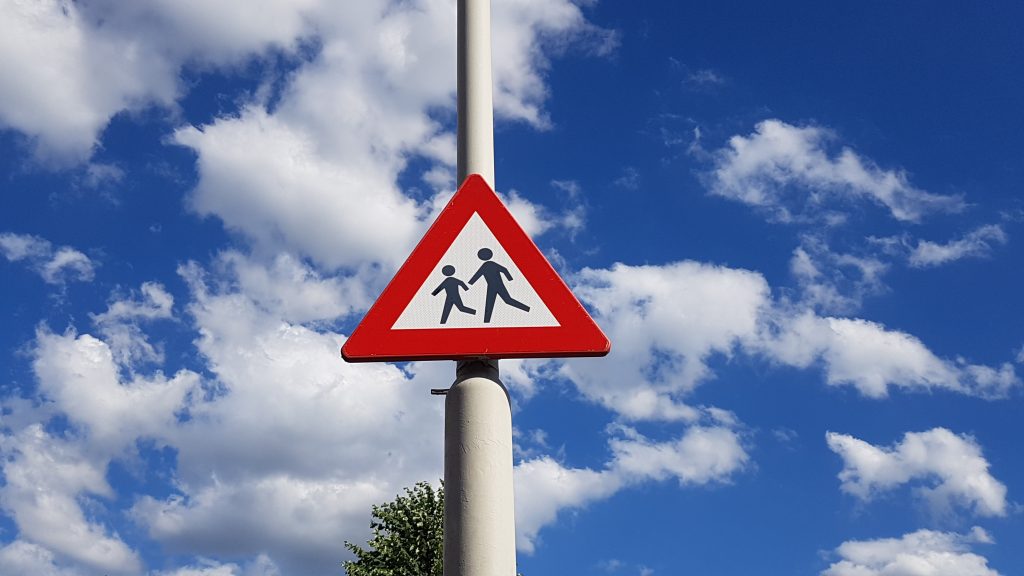 Verkeersbord: gevaar overstekende kinderen