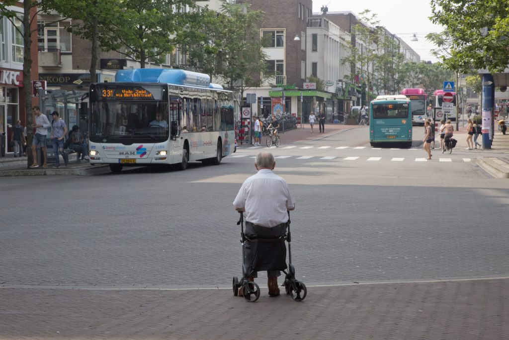 Man met rollator bij bushalte Nijmegen (bron: Henk Braam/Hollandse Hoogte)