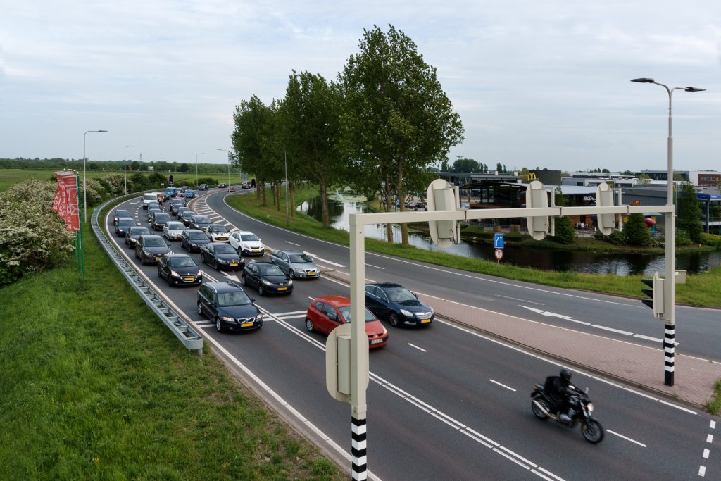 Verkeerslichten bij kruispunt in Hoofddorp