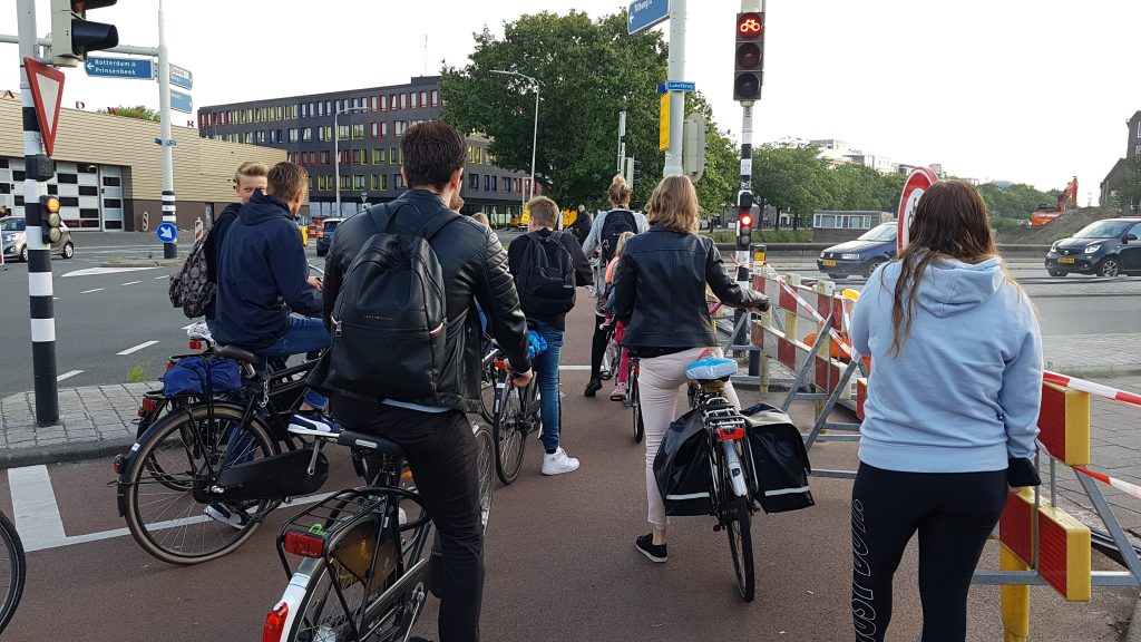 Vol fietspad voor verkeerslicht in Breda