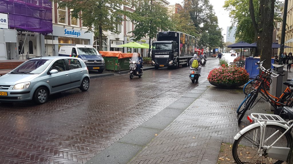 Binnenstad Den Haag, vrachtwagen, logistiek