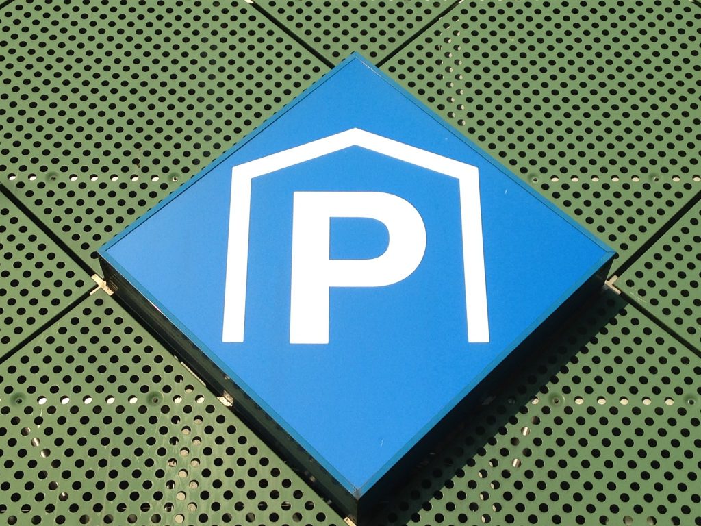 Logo parkeergarage (bron: Flickr/ DennisM2)