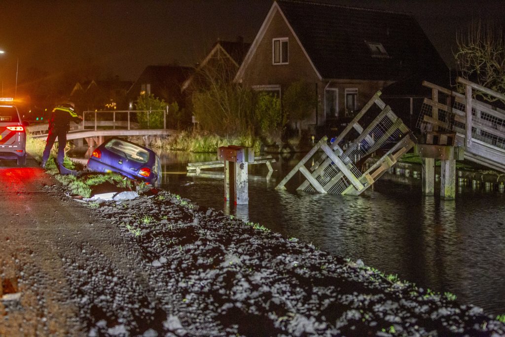 Bestuurder rijdt brug in stukken (bron: Petershotnews.nl)