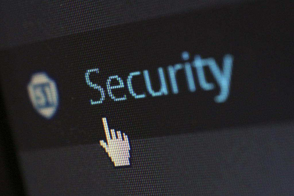 Hack, cybersecurity (bron: Werner Moser via Pixabay)