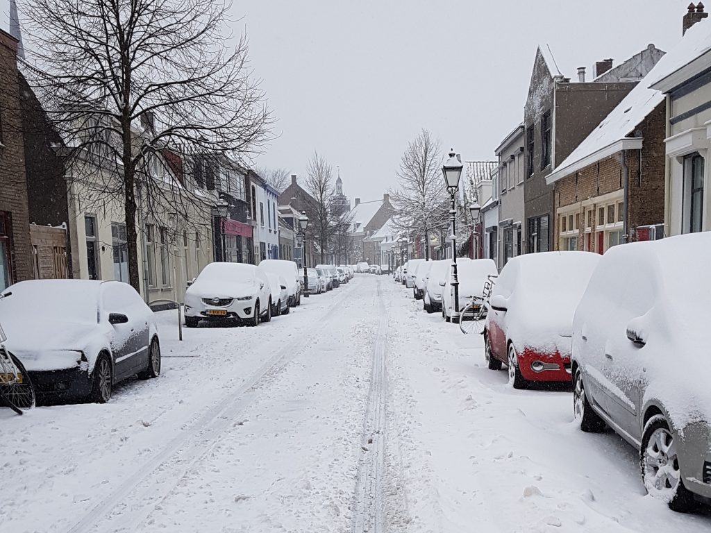 Besneeuwde straat in Breda