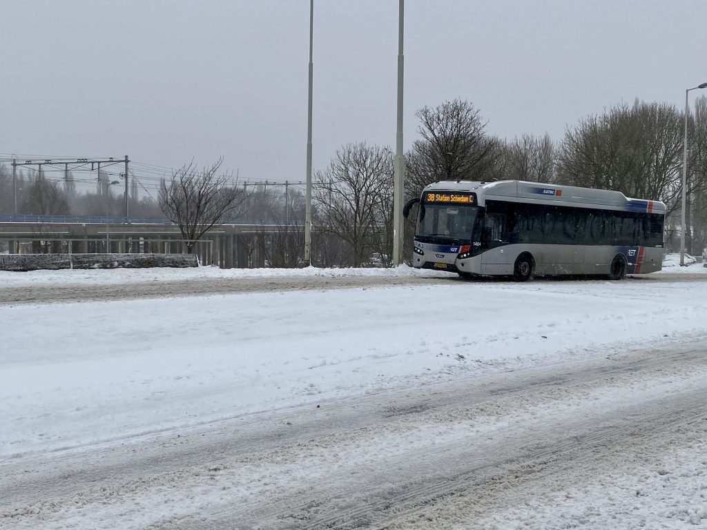 Bus RET in sneeuw