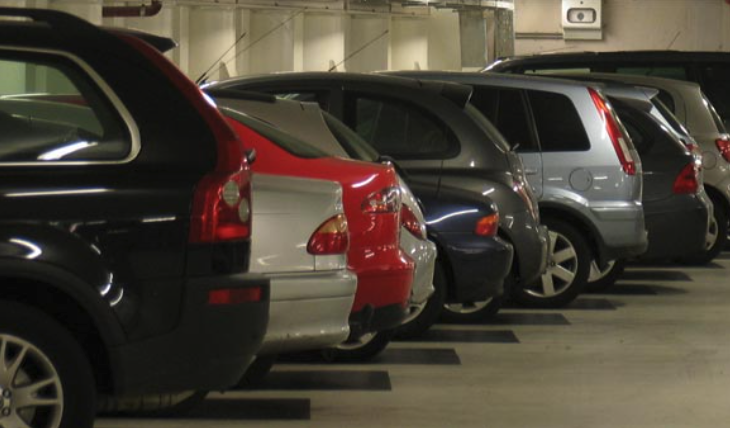Geparkeerde auto's in parkeergarage