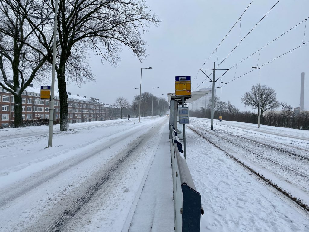 Tramhalte Rotterdam sneeuw