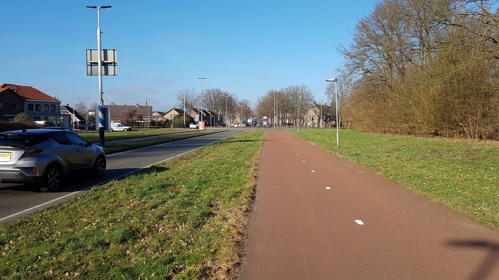 Fietspad naast autoweg in Breda richting rotonde