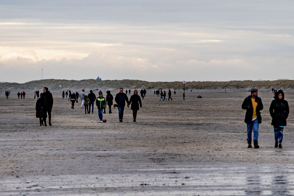 Bezoekers op Hoek van Holland Strand (bron: ANP)