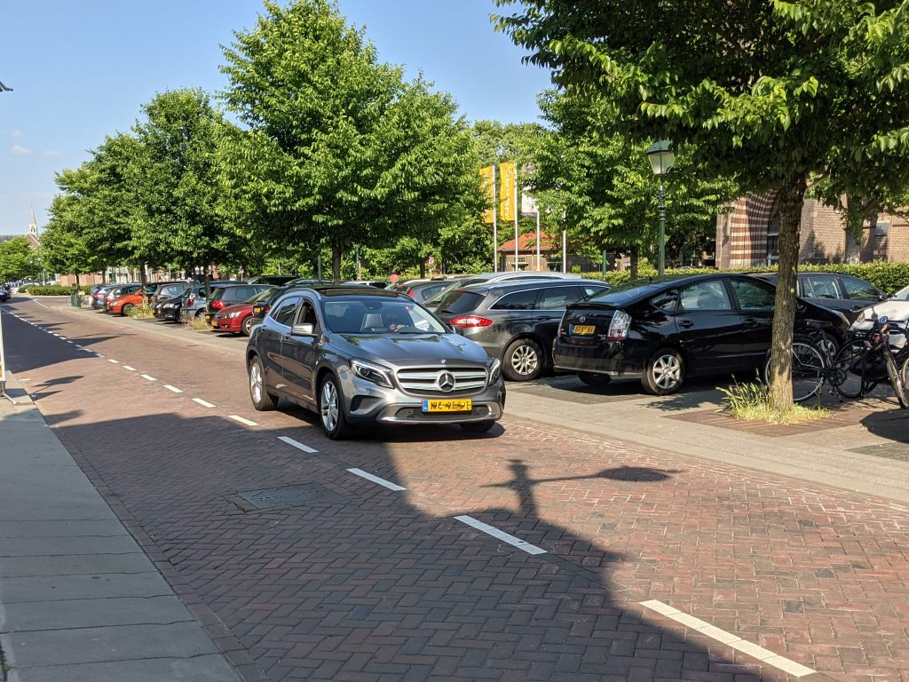 SUV in Breda voor geparkeerde auto's