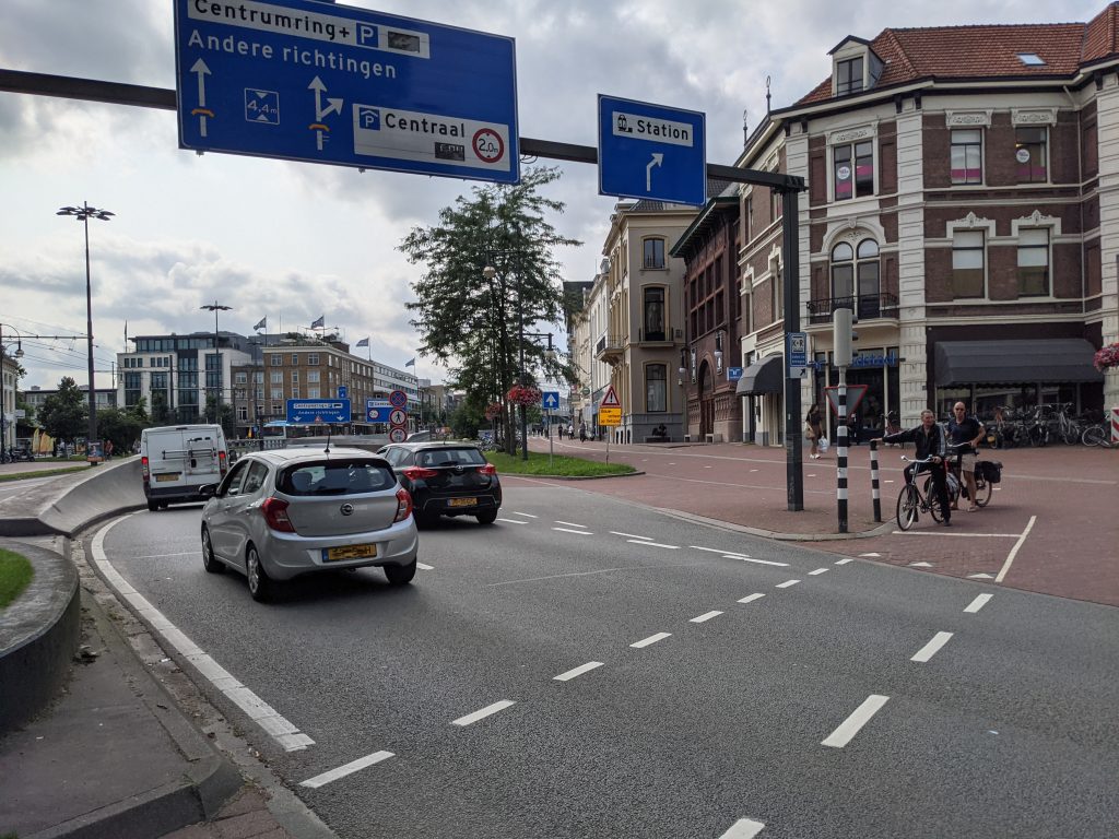 Auto's rijden tunnel in binnenstad Arnhem