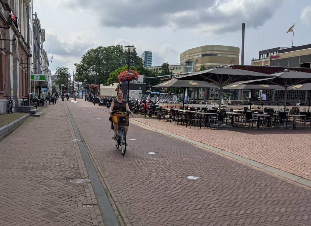 Fietser op fietspad in Arnhem