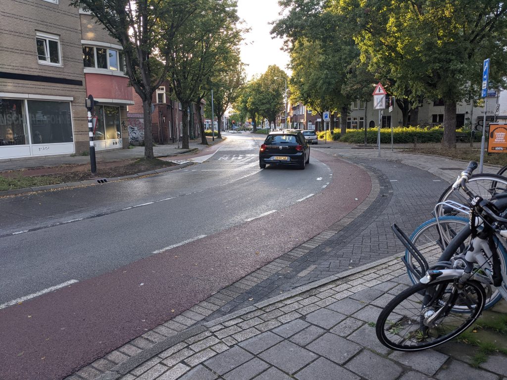 Auto op straat in Eindhoven (bron: IJ)
