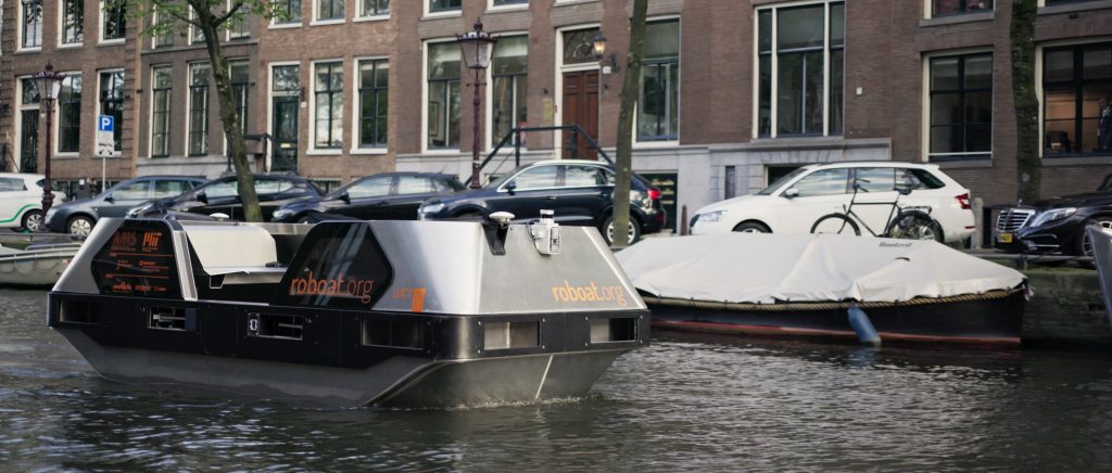 Zelfvarende boot in Amsterdamse grachten. (foto: Roboat, MIT & AMS Institute)