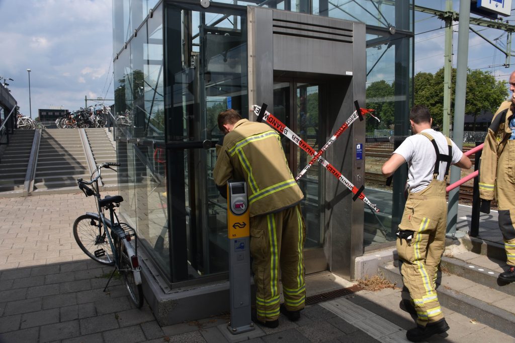 Brandweer bevrijdt mevrouw uit kapotte lift station Meppel. Foto: NOVUM COPYRIGHT PERSBUREAU METER