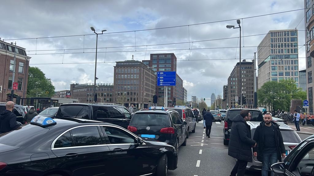 Taxichauffeurs blokkeren weg in Amsterdam