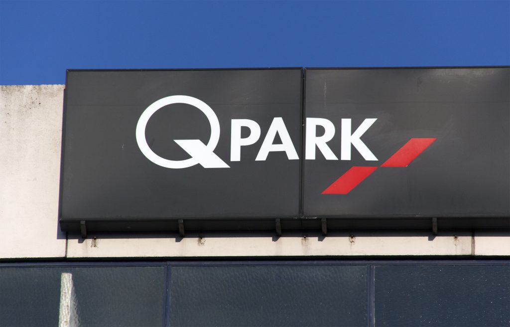 Foto van een banner van Q park