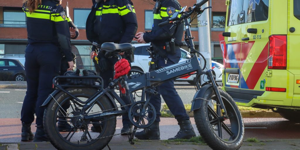 Beeld: een fatbike temidden van politieagenten