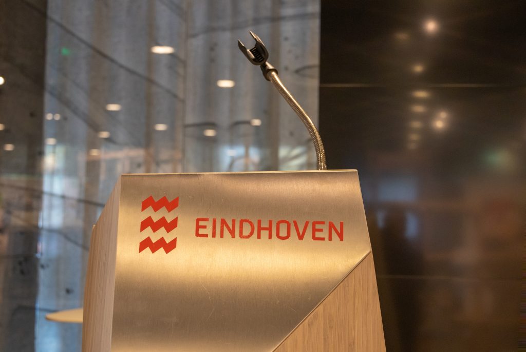 Beeld: een microfoon bij de gemeenteraad van Eindhoven