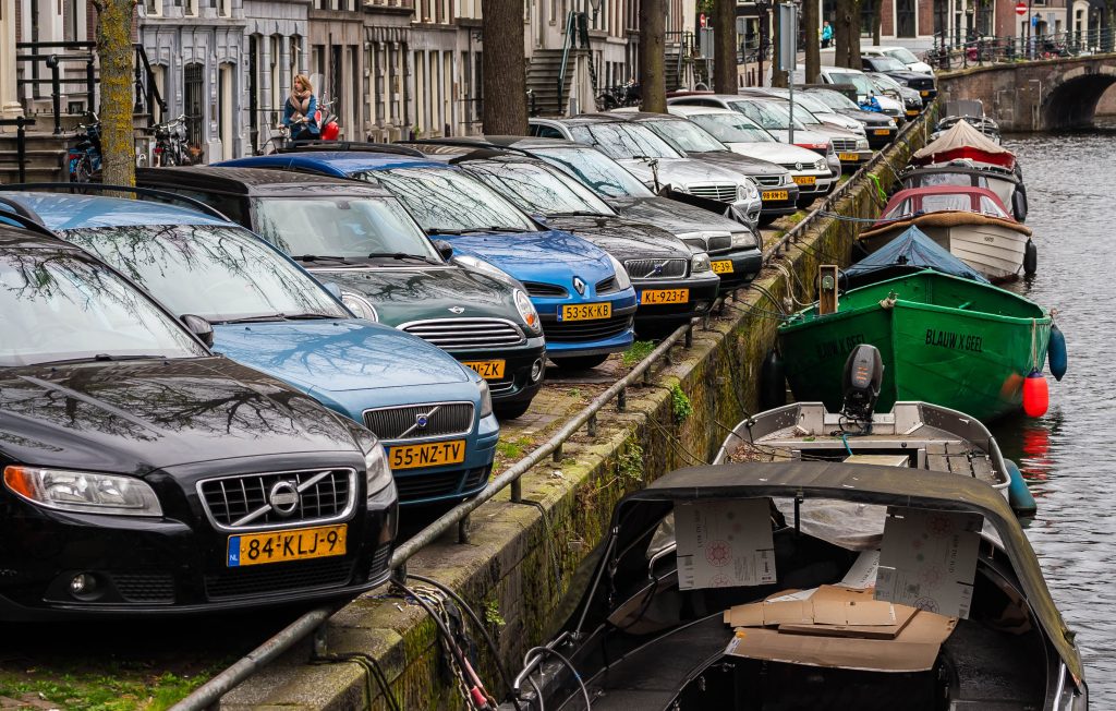Beeld: geparkeerde auto's in Amsterdam