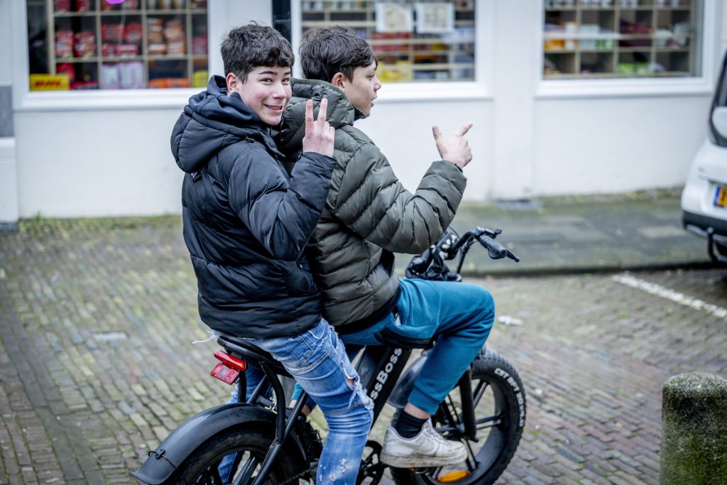 Beeld: twee jonge jongens op een fatbike