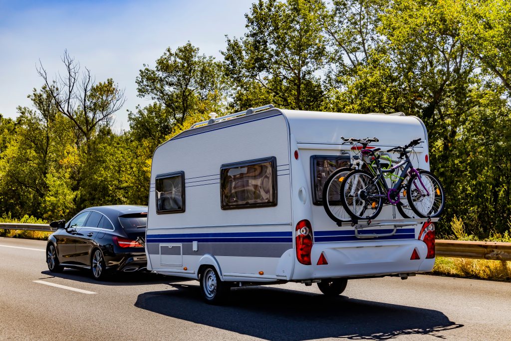 Beeld: een caravan op de snelweg